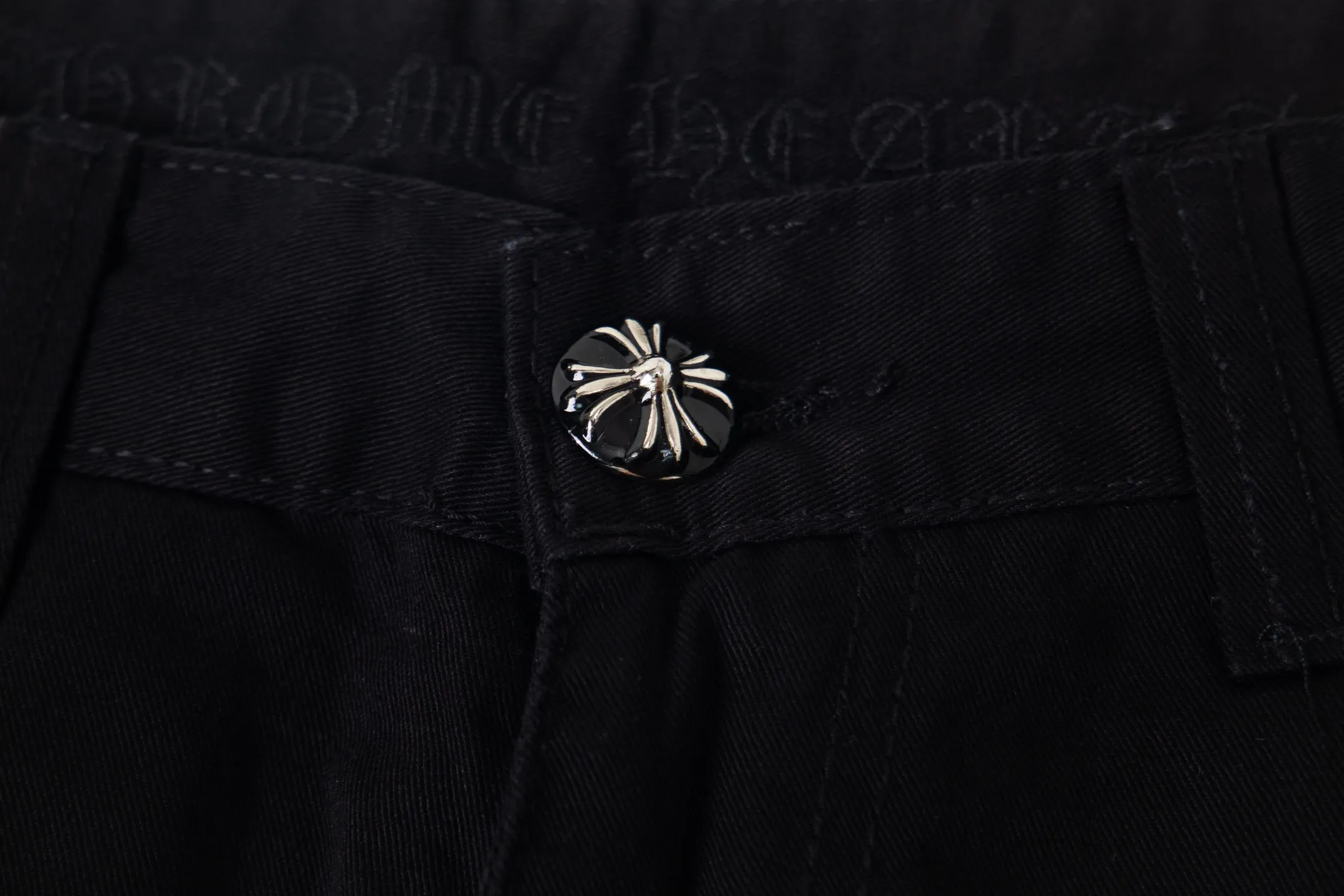 P260 Chrome Hearts Leopard Print Jeans with Black Leather and Wooden Leather Elements Washed Jeans. Really restores the ultimate vintage texture. Three-dimensional version. Loose and comfortable, not picky about the figure. Makes taller and slimmer. Factory-made. Original factory quality control. Same style for men and women. Can be matched with couples. Versatile recommendation. Must-have jeans for all seasons. Fashionistas have been disappointed. From the quality selection of fabrics, the tailoring of details, and the matching of patterns, they are all impeccable! The upper body is so handsome when worn...it can be easily worn by men, women and children! The craftsmanship is made of heavy-duty washed pure cotton denim fabric. After washing, it is soft and thick. It is very stylish when worn on the body. Style number: 1776# Color: black Size: 28 30 32 34 36